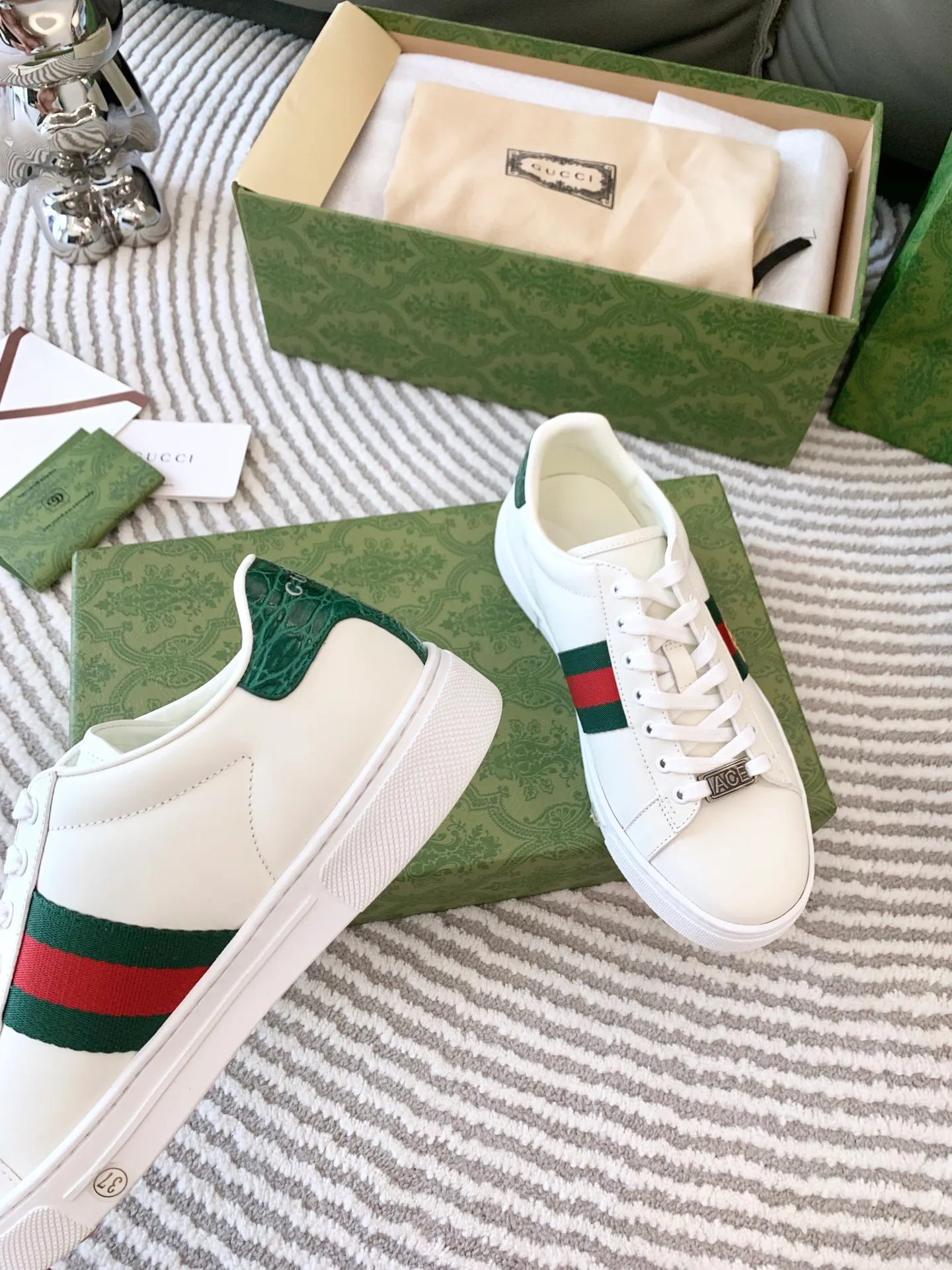👟👟Ex-factory price 540👟👟 Men's size +10 Top version: Gucci G family classic Ace series Embroidery Little Bee White Shoes Couple Style Ribbon Love Casual Sports Shoes Sneakers Original Purchase Development Production This brand's classic low-top sports shoes interweave golden embroidered bees with red and green webbing. The bee is a classic element of the brand. It appeared in the Gucci ready-to-wear series in the 1970s. Exquisite packaging at the delivery counter🛍📦 ▪️Fabrics: Original custom imported first-layer cowhide ▪️Foots: Original custom cowhide lining ▪️Sole: Original open-molded rubber non-slip material ▪️Sole thickness: 2.5CM ▪️Size: Women's 34-41 (customized 34/41) ▪️Size: Men's 38-46 (38/46 customized)